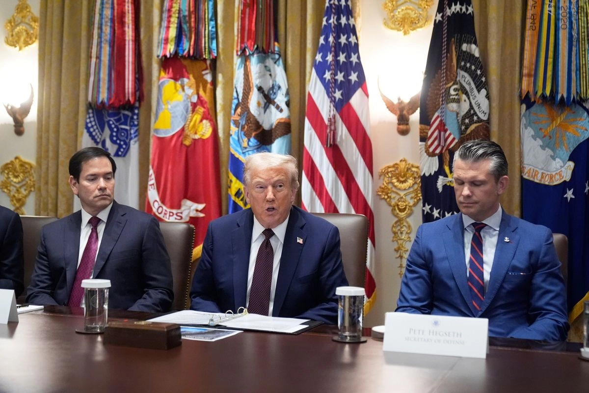 El presidente de Estados Unidos, Donald Trump, flanqueado por los secretarios de Estado, Marco Rubio (izquierda), y de Defensa, Pete Hegseth (derecha), durante una conferencia de prensa en la Casa Blanca el pasado 26 de agosto. Foto 
