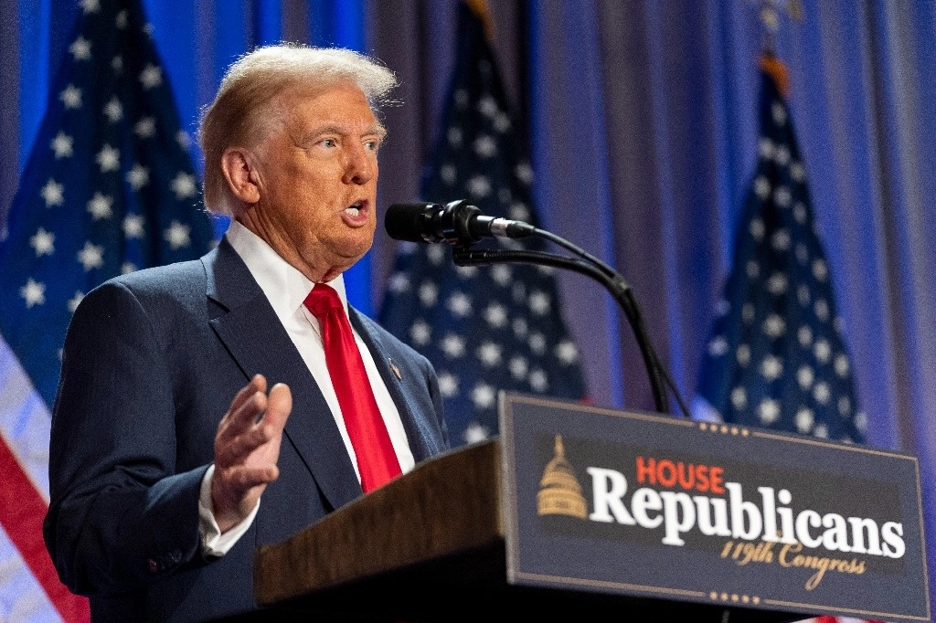 La presidenta Claudia Sheinbaum habló telefónicamente ayer con el próximo inquilino de la Casa Blanca. De esa charla informó en redes sociales: “tuve una excelente conversación con el presidente Donald Trump”. Foto Ap