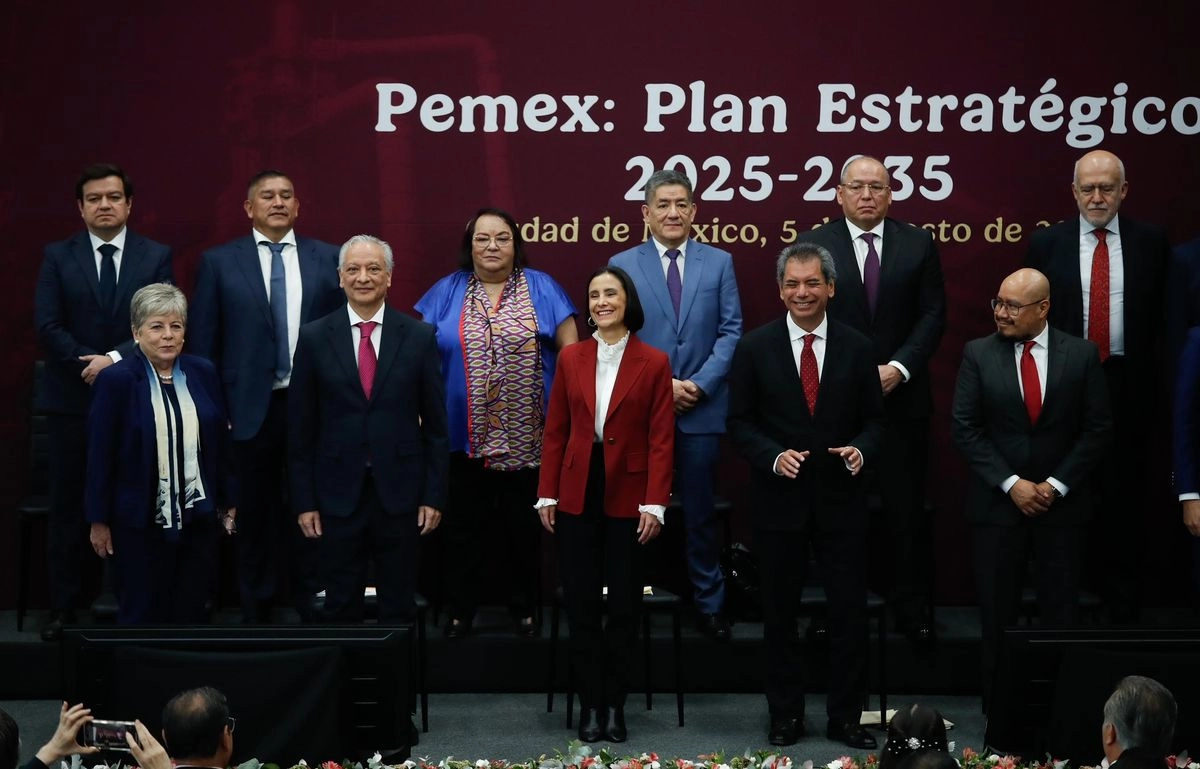 Funcionarios de Pemex y de las secretarías de Hacienda y de Energía durante la presentación del plan de capitalización de Petróleos Mexicanos 2025-2035, ayer en la Secretaría de Energía, en la Ciudad de México. 