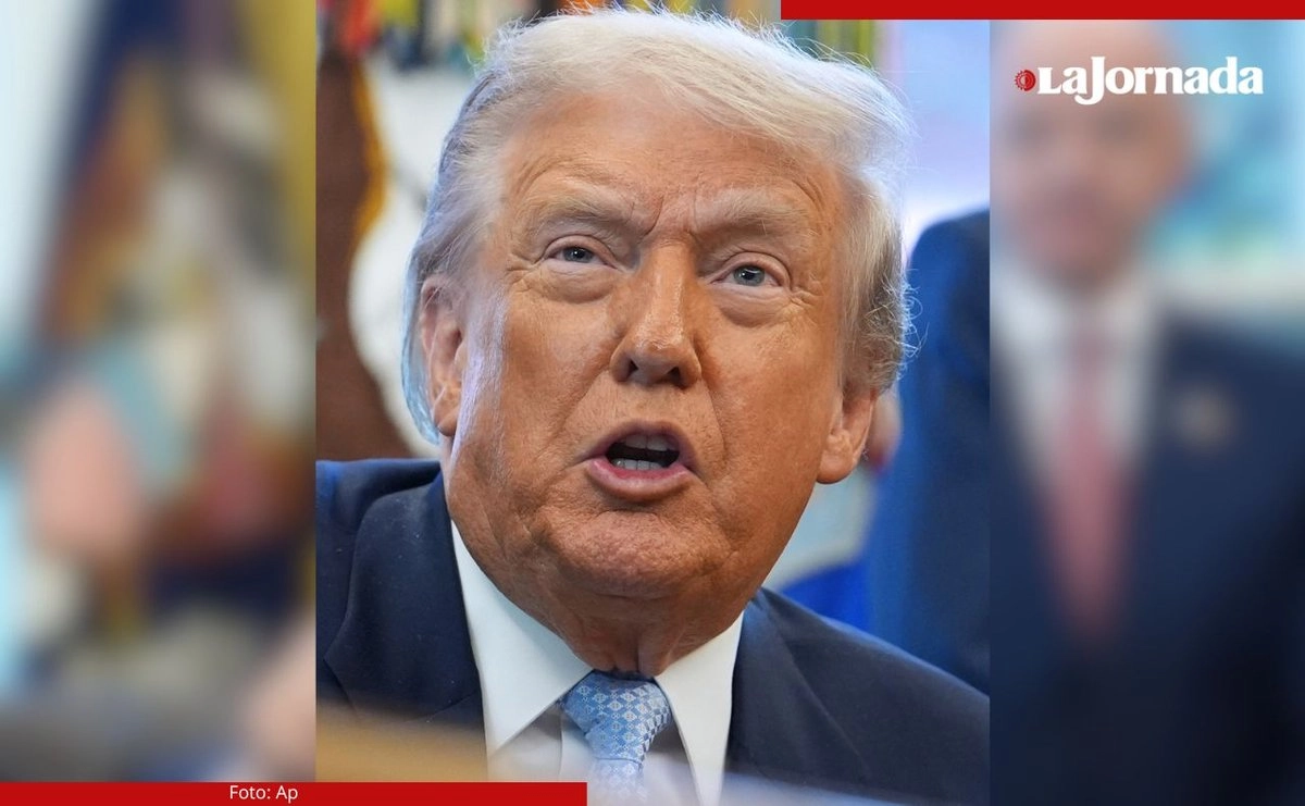 El presidente de Estados Unidos, Donald Trump, respondió ayer en la Oficina Oval de la Casa Blanca preguntas de los medios después de reunirse con organizadores del Mundial de Futbol 2026. Foto 