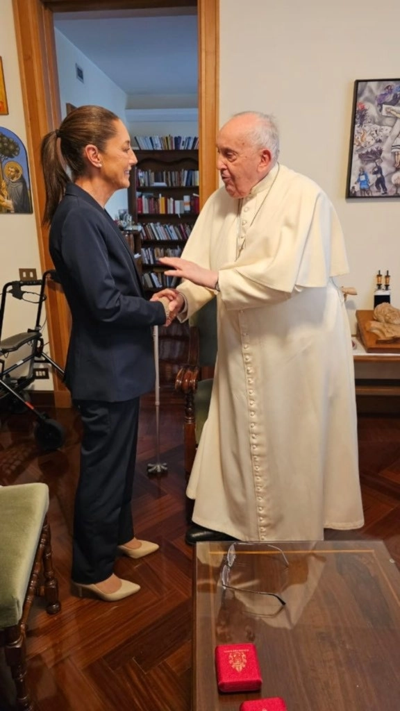 Claudia Sheinbaum Pardo, candidata presidencial de la coalición Sigamos Haciendo Historia, se reunió a mediados de febrero con el papa Francisco en el despacho privado del pontífice en la Casa de Santa Marta, en el Vaticano. En semanas recientes se ha intensificado en México la injerencia de un sector del clero católico en las campañas electorales, con llamados a votar en contra de Morena y sus aliados, pese a que ello contraviene la ley.Foto La Jornada