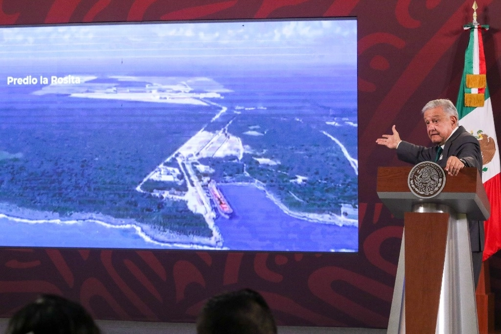 Finalmente, el presidente López Obrador declaró área natural protegida una amplia zona de los municipios de Solidaridad, Cozumel y Tulum, donde la empresa Vulcan operaba el yacimiento de Calica. Foto Cuartoscuro