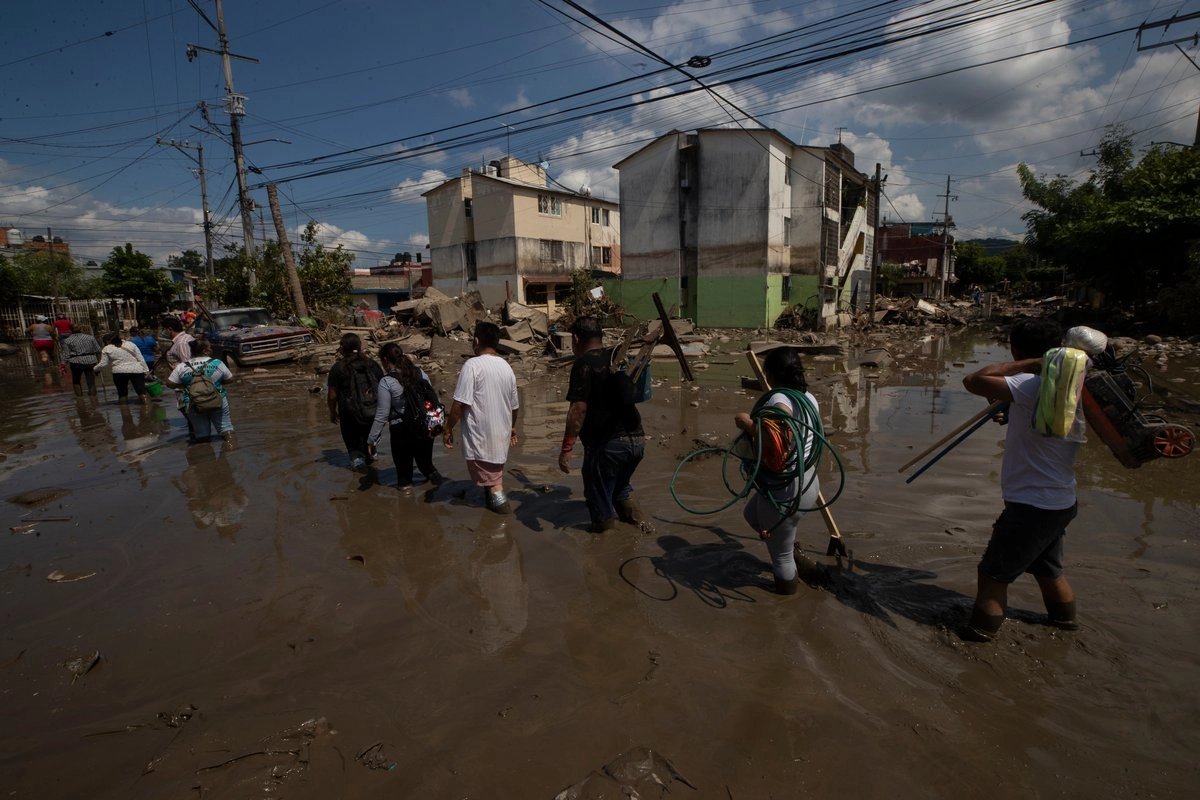 La colonia Gaviotas, en Poza Rica, Veracruz, luego de siete días de que se desbordara el río Cazones e inundara los domicilios. Decenas de vecinos llegan en la mañana a limpiar sus casas y salen por la tarde a descansar a otro lugar. Foto 