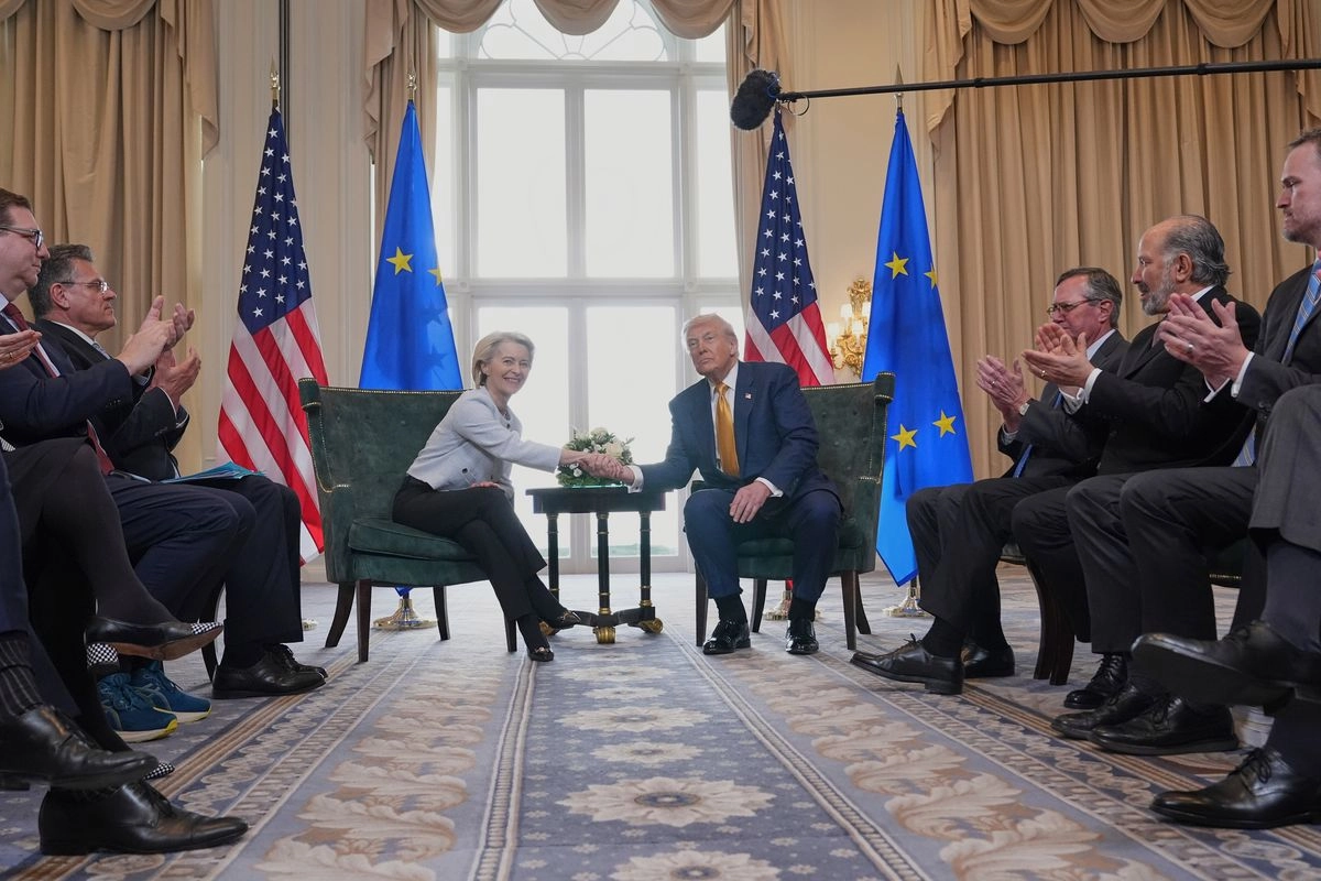 El presidente de Estados Unidos, Donald Trump, y la presidenta de la Comisión Europea, Ursula von der Leyen, se dan la mano luego de lograr un acuerdo comercial en la casa del campo de golf del magnate en Turnberry, Escocia, el domingo pasado. 