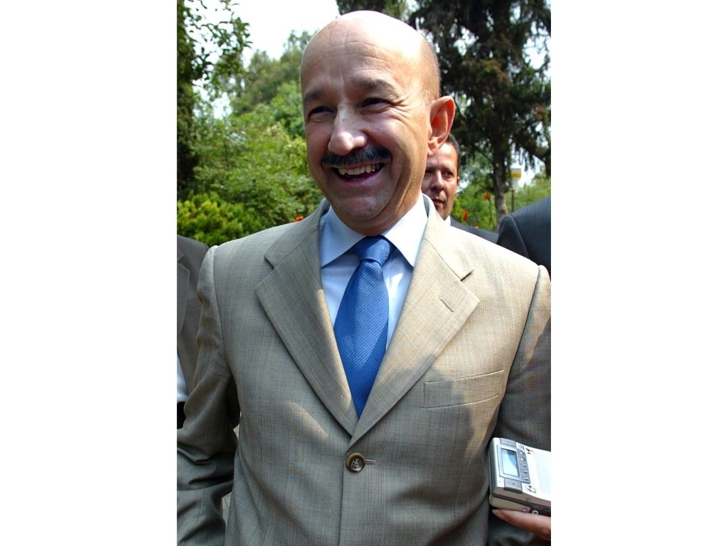 A lo largo de 30 años, Carlos Salinas ha mantenido un lujoso ritmo de vida inexplicable para "desempleado", con el agravante de que no recibe pensión alguna. La imagen es de agosto de 2005. Foto Marco Peláez