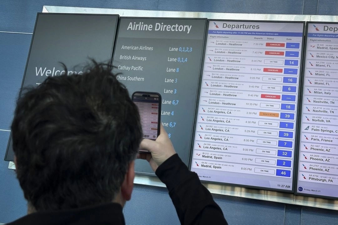 Cierre del aeropuerto en Londres provocó cientos de cancelaciones en vuelo.