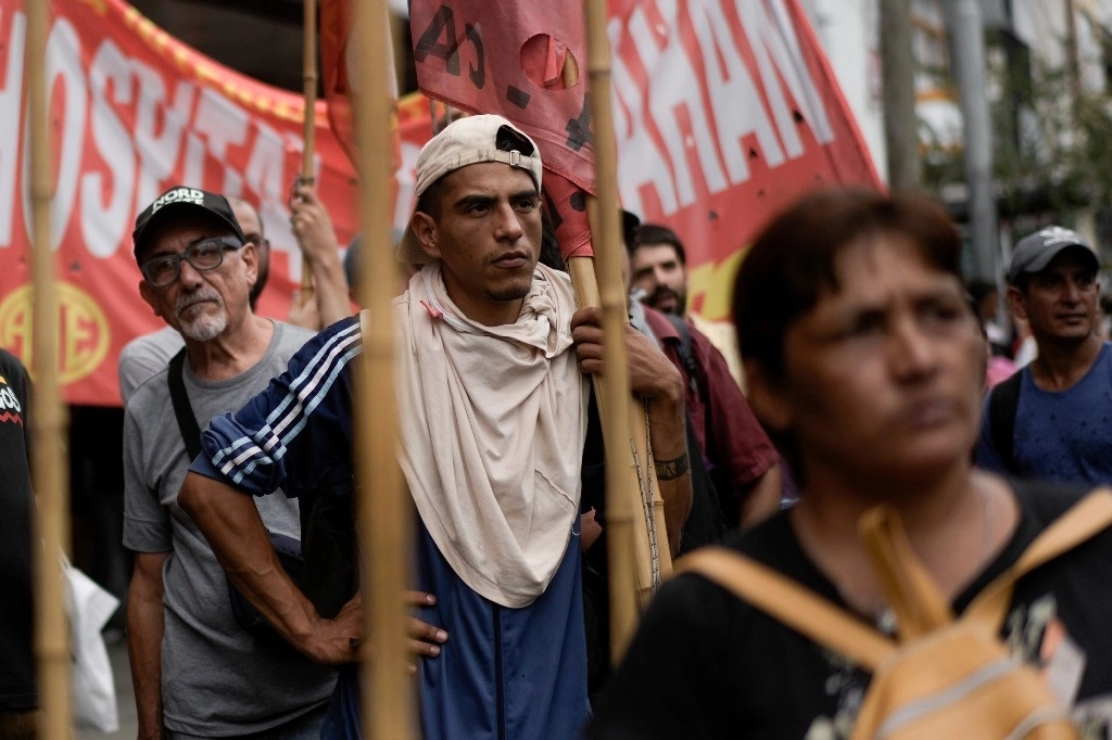 En Argentina protestan contra la escasez de alimentos en los comedores populares y las reformas económicas aplicadas por Javier Milei. Foto Ap