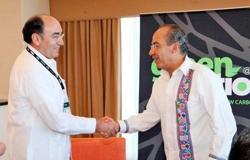 Con Felipe Calderón, Iberdrola obtuvo todo lo que pedía y mucho más. A cambio, ésta le dio el privilegio de ser su empleado formal. En la imagen, el ex mandatario panista con Ignacio Sánchez Galán, presidente de la trasnacional española. Foto Cuartoscuro