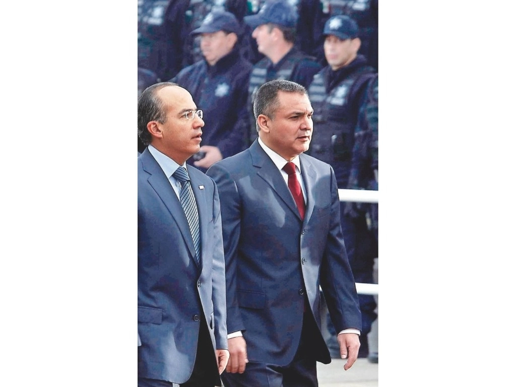 En imagen de archivo de octubre de 2010, el entonces presidente, Felipe Calderón, y Genaro García Luna, quien era titular de la Secretaría de Seguridad Pública. Foto Francisco Olvera