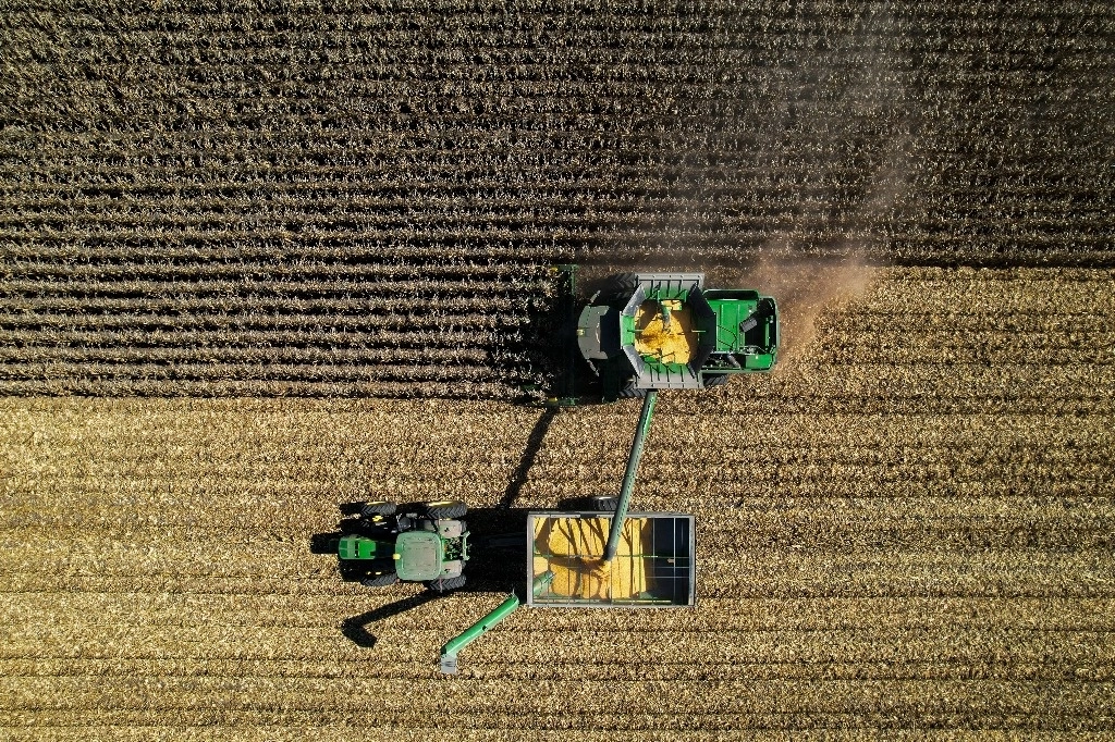 Cosecha de maíz en una granja de Illinois, Estados Unidos, país que se ha convertido en el principal proveedor de productos agrícolas para México, ante el fracaso de sucesivos programas sexenales para garantizar la autosuficiencia alimentaria. Foto Ap 