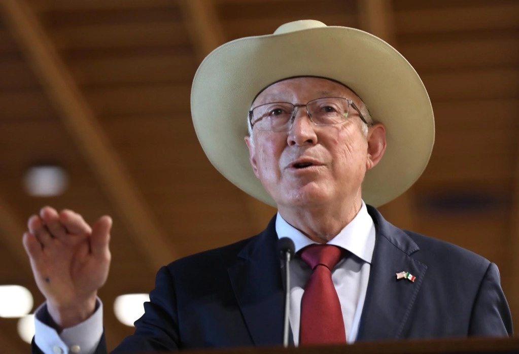 Antes de su relevo como embajador de Estados Unidos en México, Ken Salazar ha mostrado poca coherencia en su discurso diplomático. Foto Germán Canseco