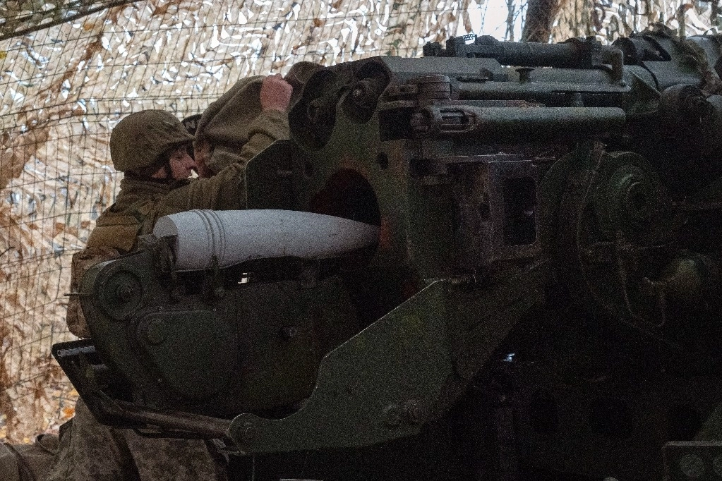 El año pasado, 39 de los 43 países europeos aumentaron su gasto militar, y 16 por ciento del total se debió a un incremento de 51 por ciento del gasto ucranio y 24 por ciento del ruso. En la imagen, un militar de la Guardia Nacional de Ucrania se prepara para disparar un arma Giatsint-B hacia posiciones rusas cerca de Kharkiv. Foto Ap