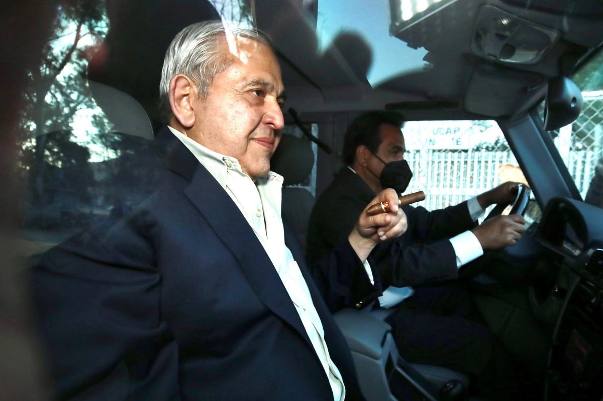 Alonso Ancira Elizondo a su salida del Reclusorio Norte, el 19 de abril de 2021. Fumando, sigue en espera de que algún día lo alcance el lento brazo de la ley. Foto 