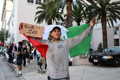 Un manifestante sostiene una bandera mexicana durante las protestas del pasado 12 de junio en Pasadena, California, en respuesta a las redadas de migrantes. 