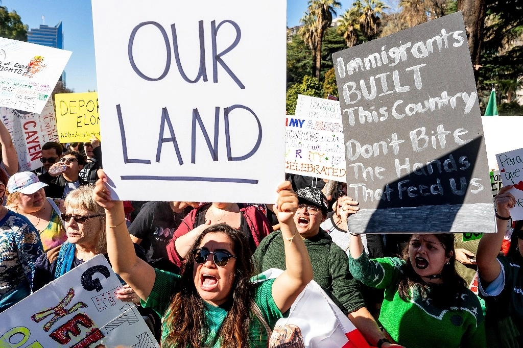 Ayer cientos de manifestantes se reunieron frente al Capitolio del estado de California para protestar contra el presidente Donald Trump. Foto Ap