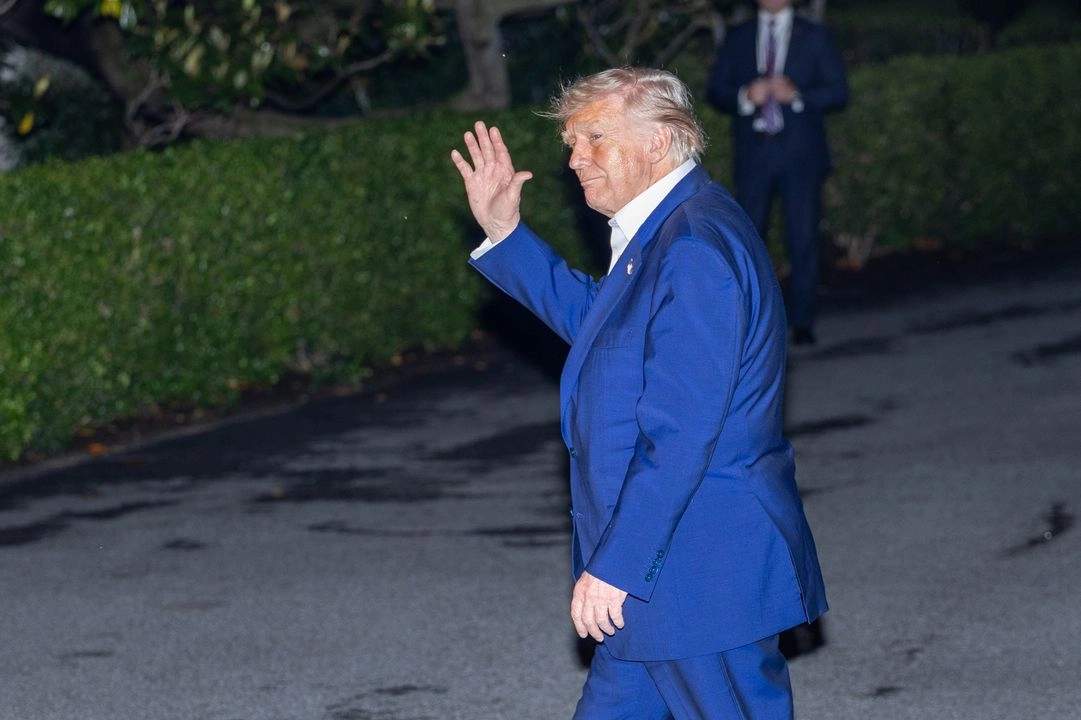 Imagen del 16 de mayo de 2025 del presidente estadunidense, Donald Trump, bajando del Marine One a su llegada al Jardín Sur de la Casa Blanca, después de un viaje al Medio Oriente, en Washington, D.C., Estados Unidos. Foto