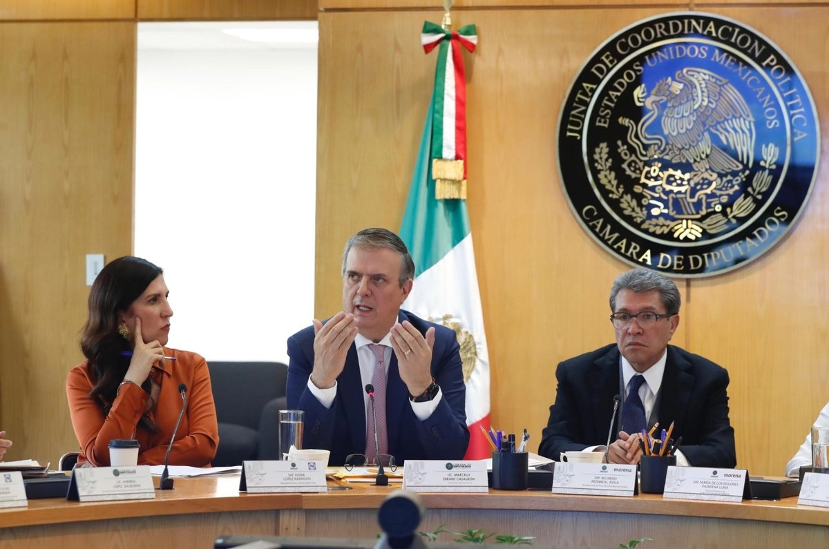 Los legisladores Kenia López Rabadán y Ricardo Monreal flanquean al secretario de Economía, Marcelo Ebrard Casaubón, quien compareció ante la Junta de Coordinación Política de la Cámara de Diputados. Foto 