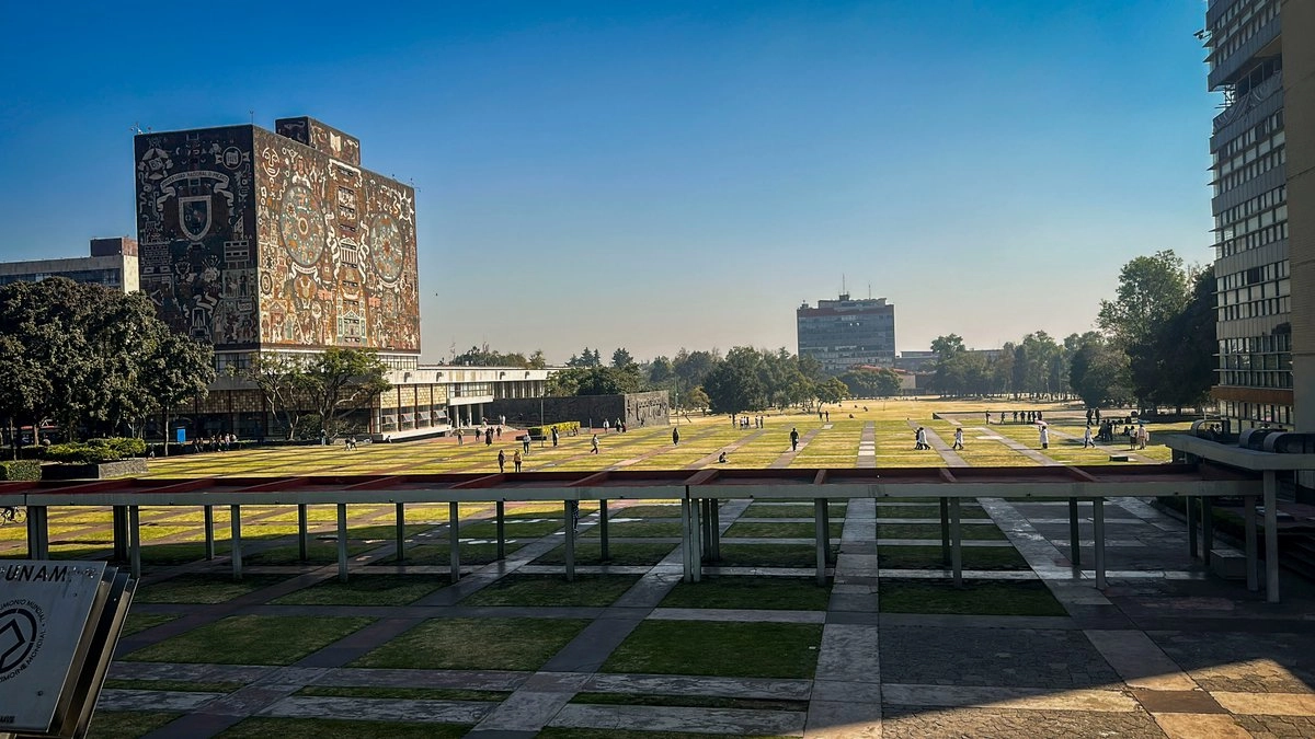 El presupuesto destinado a la marcha de ayer apenas alcanzó para que asistieran tres pelagatos, mientras la explanada de la UNAM permaneció vacía. Foto 