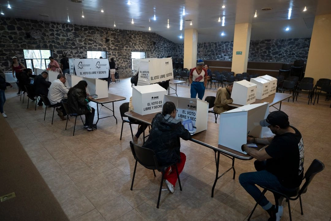 Votación para la elección del Poder Judicial en la casilla especial ubicada en el Parque de los Coyotes de la alcaldía Coyoacán, en la Ciudad de México.