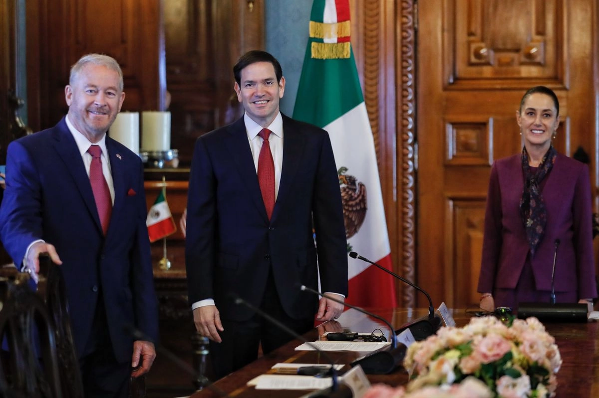 La presidenta Claudia Sheinbaum y el secretario de Estado de EU, Marco Rubio (al centro), en Palacio Nacional. Con ellos, el embajador Ronald Johnson. Foto 