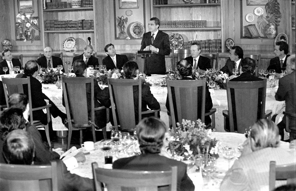 El ex presidente Ernesto Zedillo habla durante una comida de aniversario del Club de Banqueros, en noviembre de 2000. Lo flanquean, entre otros, Roberto Hernández, entonces accionista de Banamex, y Héctor Rangel Domene, director de Bancomer y presidente de la Asociación de Bancos de México. Foto José Antonio López