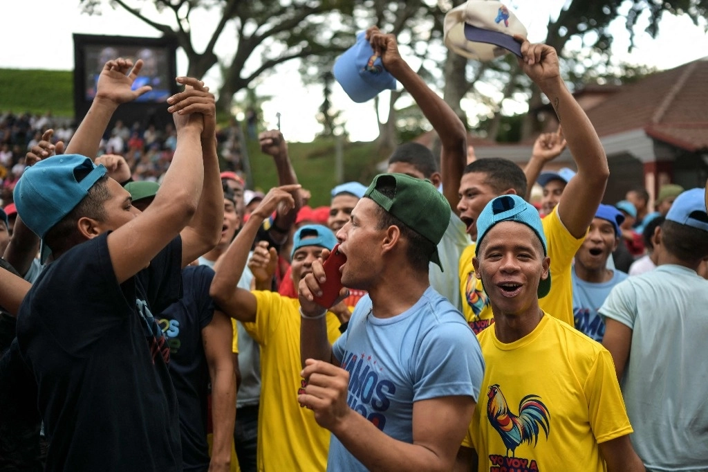 Partidarios del presidente Nicolás Maduro realizaron ayer una movilización ante el palacio presidencial de Miraflores, en Caracas. Foto Afp