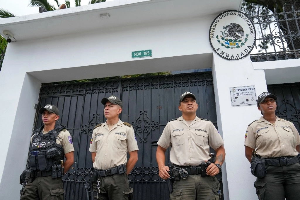 Policías ecuatorianos frente a la embajada mexicana en Quito, días antes de que Daniel Noboa, presidente de Ecuador, ordenara la irrupción en la sede diplomática. Foto Ap