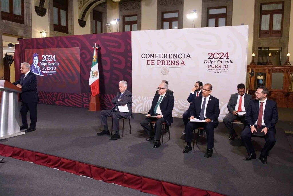 El presidente Andrés Manuel López Obrador estuvo acompañado ayer en su conferencia de prensa matutina por Manuel Bartlett Díaz, director general de la Comisión Federal de Electricidad, y otros funcionarios de la empresa y dependencias del sector. Foto Presidencia