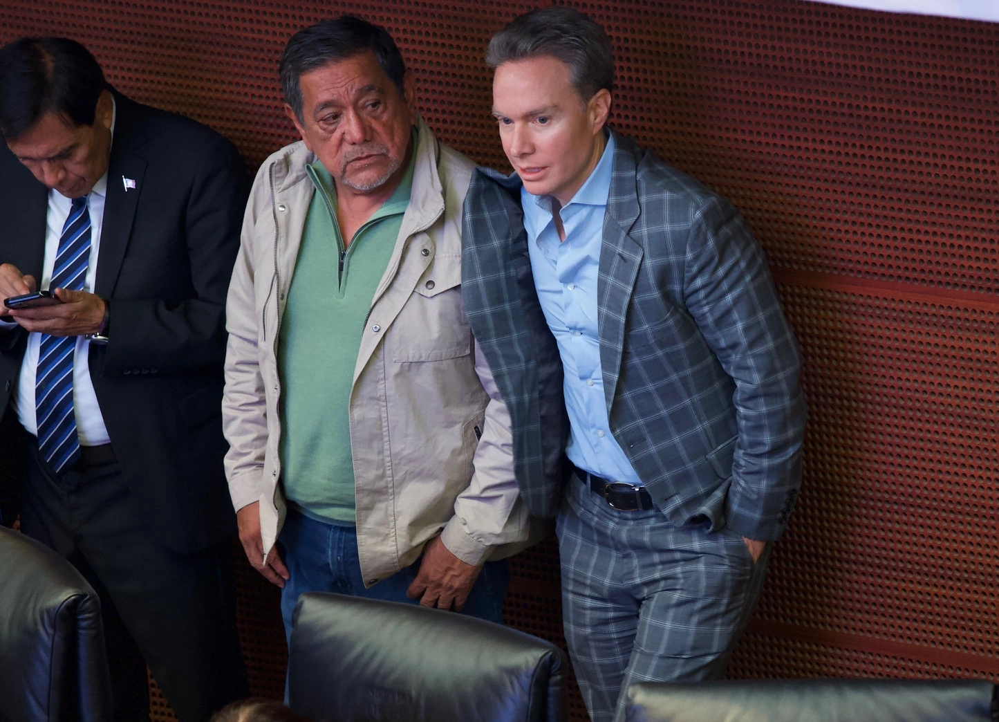Los legisladores Félix Salgado (Morena) y Miguel Velasco (PVEM) durante la sesión donde se aprobó que la ley contra el nepotismo se aplique a partir de 2030. Foto 