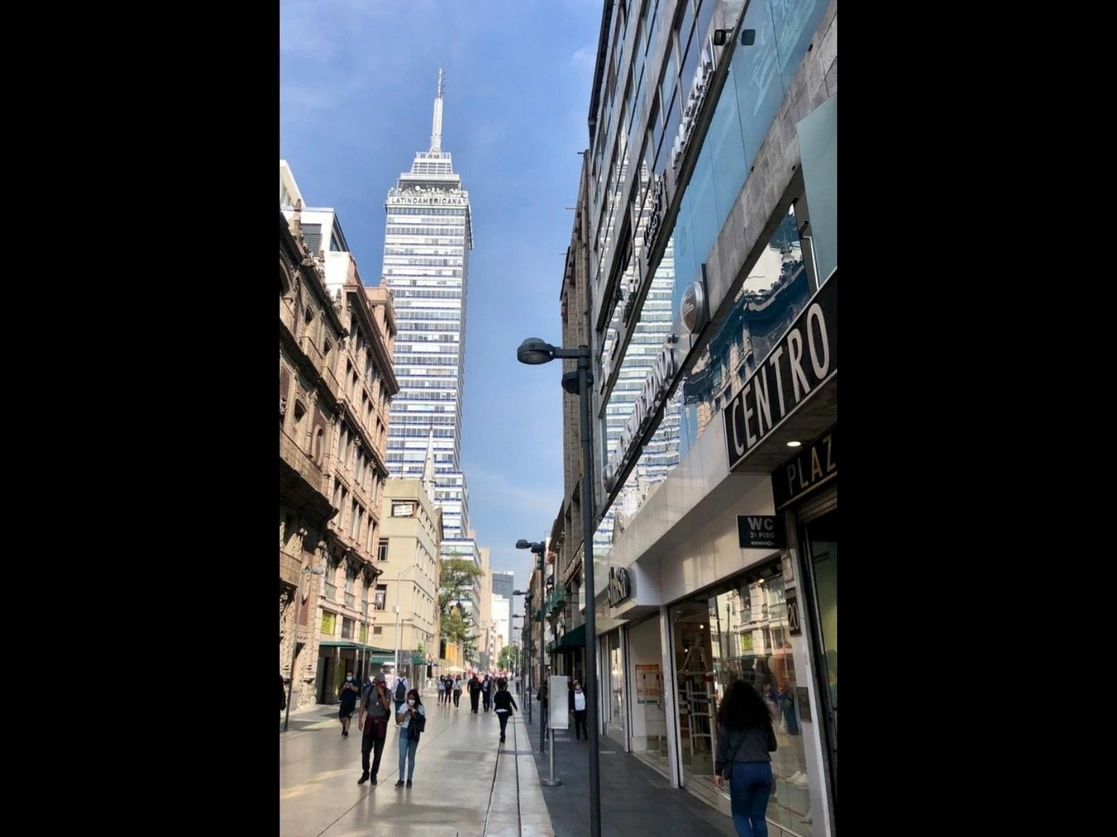 A pesar de la pandemia, México subió escaños en la lista de países con más inversión extranjera directa. En la imagen, la avenida Madero en el Centro Histórico de la Ciudad de México. Foto Luis Castilo