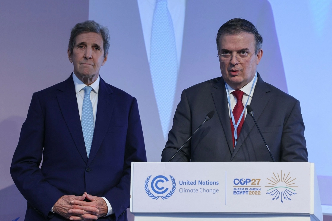 El enviado especial de Estados Unidos para el clima, John Kerry, acompañó el anuncio del canciller Marcelo Ebrard en la COP27, realizada en Sharm el-Sheikh, Egipto. Foto Afp