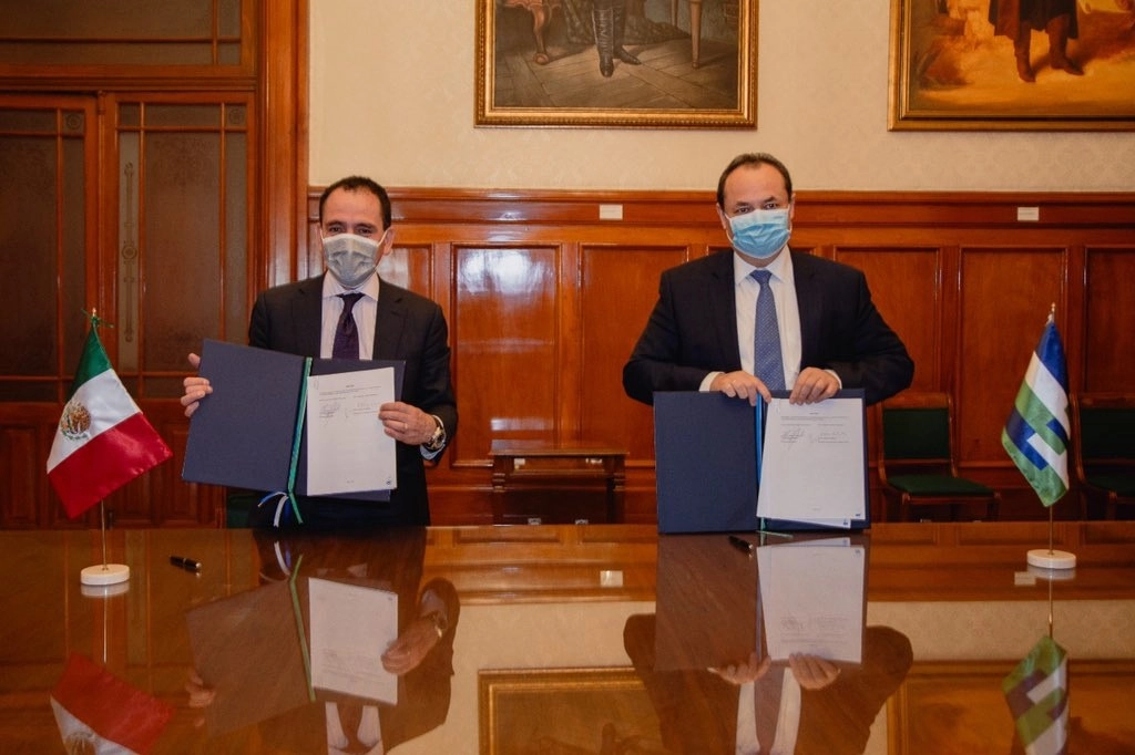 En el contexto del 50 aniversario de CAF, el secretario de Hacienda, Arturo Herrera, y el presidente ejecutivo de la institución, Luis Carranza Ugarte, suscribieron un Convenio para la incorporación de México como miembro pleno. Foto tomada del Twitter de @Hacienda_Mexico