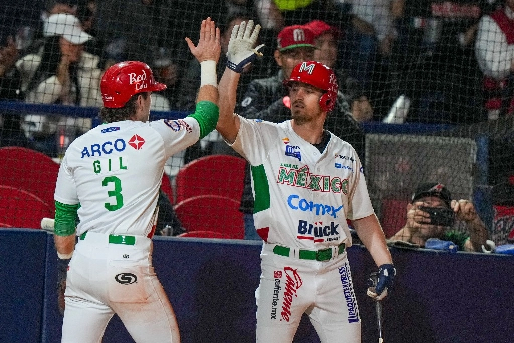 El mexicano Mateo Gil (3) celebra con Donovan Casey tras anotar una carrera contra la novena de Puerto Rico durante el partido de la Serie del Caribe en el estadio Nido de las Águilas, en Mexicali, Baja California, el 31 de enero de 2025. Foto Ap