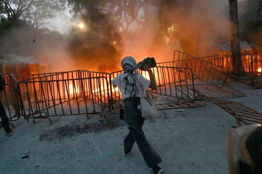 Alrededor de 200 integrantes de colectivos estudiantiles, quienes se manifestaban contra los bombardeos del gobierno de Benjamin Netanyahu en la ciudad palestina de Rafah, se enfrentaron con la policía capitalina en los alrededores de la representación diplomática. Foto Afp
