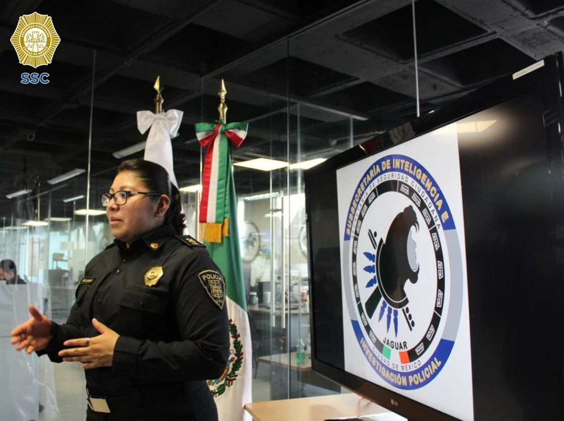 Una oficial de la Unidad de la Policía Cibernética explica los diferentes tipos de fraude. Foto @SSC_CDMX 