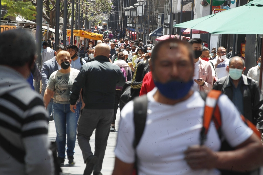 Ciudadanos atraviesan la avenida Juárez del Centro Histórico capitalino, el 27 de abril. Foto Cristina Rodríguez
