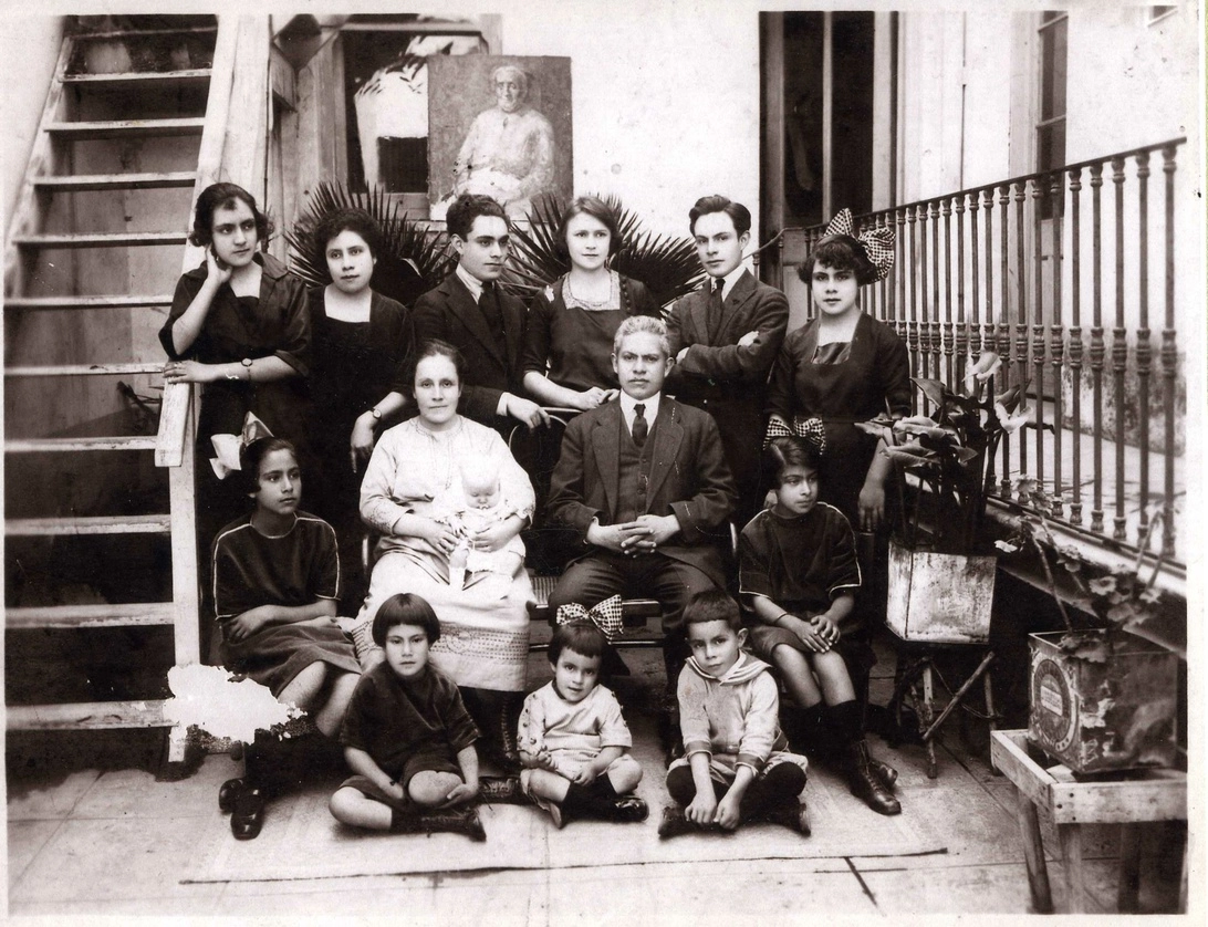 La familia Revueltas en la portada de la nueva edición de su biografía, publicada por primera vez hace 40 años, ahora a cargo del Fondo de Cultura Económica.Foto cortesía de Eva Bodenstedt
