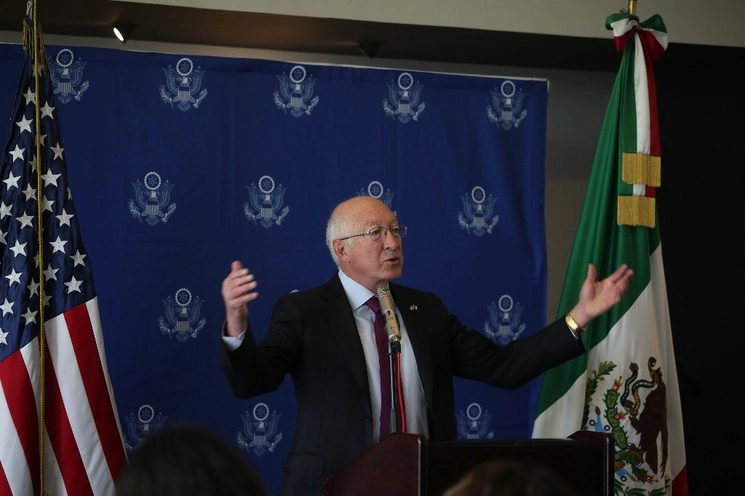 El embajador de EU en México, Ken Salazar, durante una conferencia de prensa en abril pasado. Foto Alfredo Domínguez