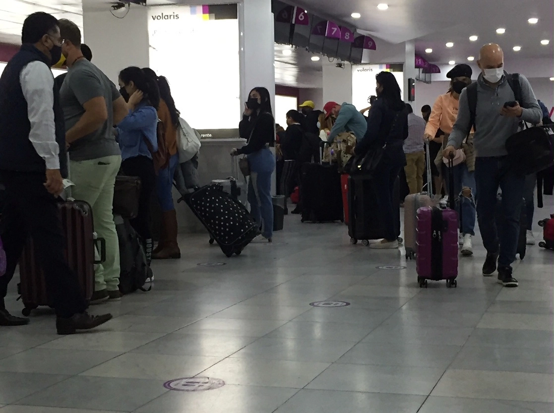 Personas transitan por la Terminal 1 del AICM en imagen de archivo. Foto Guillermo Sologuren