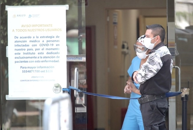 Personal de salud en el área Covid-19 del INER. Foto Luis Castillo 