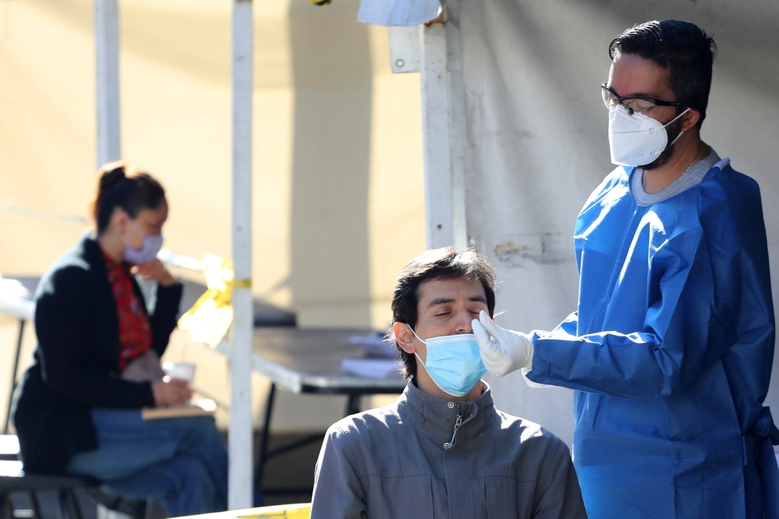 Personal de salud realiza una prueba covid-19 en el macrokiosco de la estación del Metro Etiopía. Foto: Roberto García 