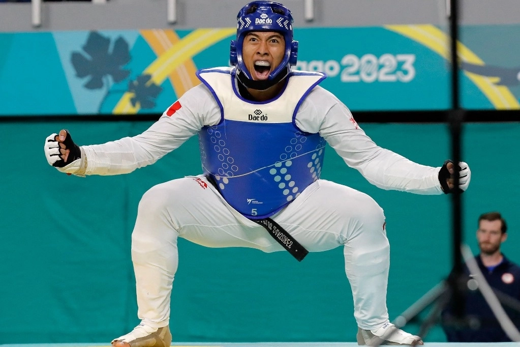 El mexicano Carlos Sansores celebra luego de derrotar al estadounidense Jonathan Healy en la final de taekwondo masculino Kyorugi +80kg por la medalla de oro de los Juegos Panamericanos Santiago 2023. Foto Afp