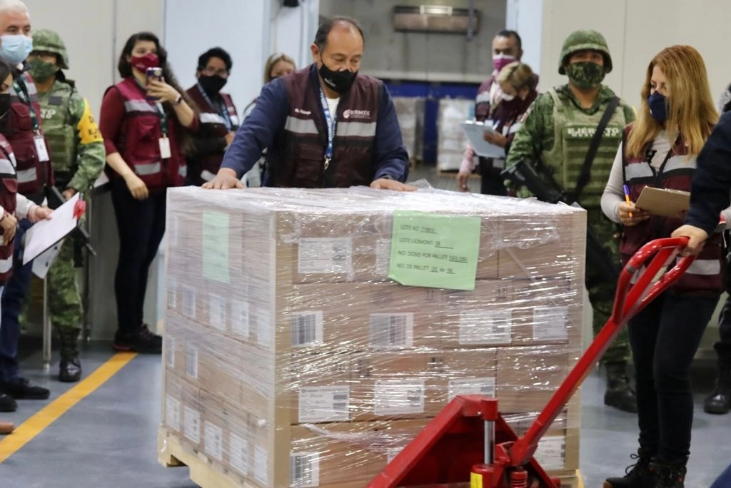 La Secretaría de Salud y Birmex liberaron cuatro millones 400 mil dosis de la vacuna contra el Covid-19 de la farmacéutica AstraZeneca, en instalaciones del laboratorio ubicado en el municipio mexiquense de Cuautitlán Izcalli, el 1 de septiembre de 2021. Foto Roberto García Ortiz