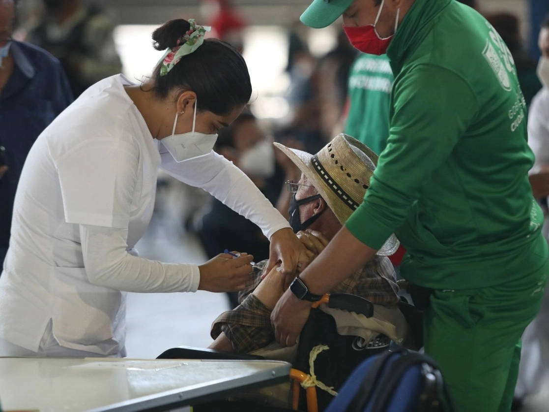 En lo que va de la campaña de vacunación contra el coronavirus en la CDMX han sido inmunizadas 193 mil 444 personas de más de 60 años en seis alcaldías, reportaron autoridades capitalinas. La imagen, en el Palacio de los Deportes. Foto Yazmín Ortega Cortés / Archivo