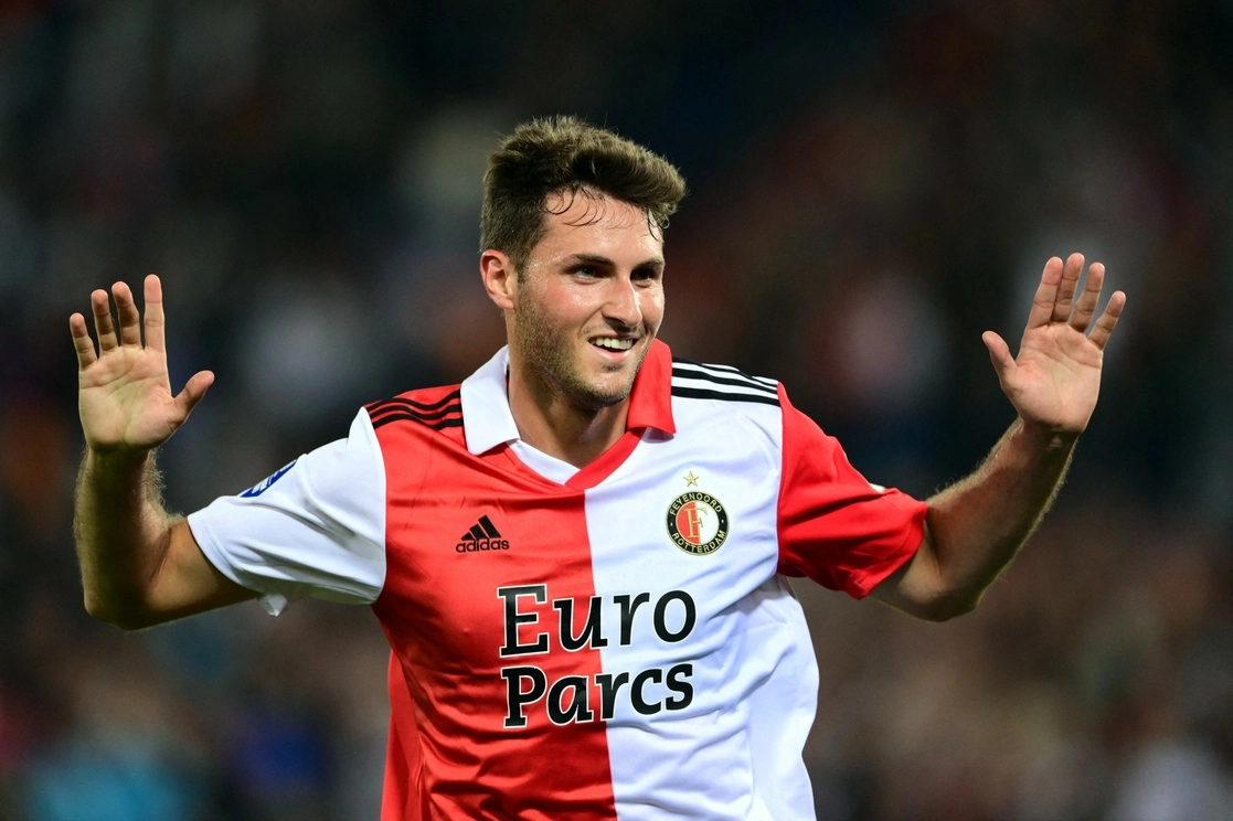 El delantero mexicano del Feyenoord, Santiago Giménez, durante un partido de futbol de la Eredivisie holandesa. Foto Afp