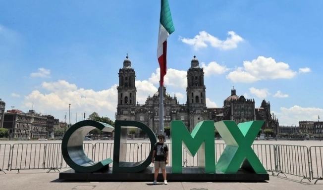 Un turista en el Centro Histórico de la Ciudad de México. Foto Marco Peláez / Archivo
