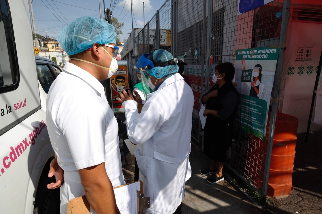 Enfermeras junto con doctores conforman brigadas del GCDMX para realizar la prueba de Cóvid, en un módulo de participacion ciudadana, en una colonia en alcaldía Alvaro Obregón. Foto Cristina Rodríguez / archivo 