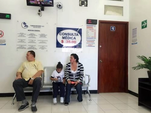 Si las familias tienen 100 pesos para su salud, el 50 por ciento sale de sus bolsillos. Foto Carlos Ramos Mamahua / archivo 
