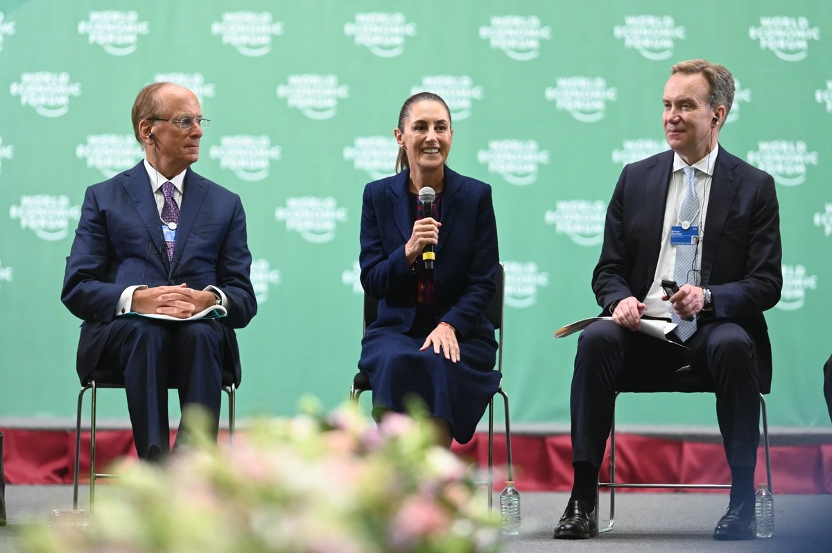 La presidenta Claudia Sheinbaum (c) junto con el presidente del Foro Económico Mundial, Børge Brende (der) durante la presentación del Plan México a empresarios en Palacio Nacional. Foto 