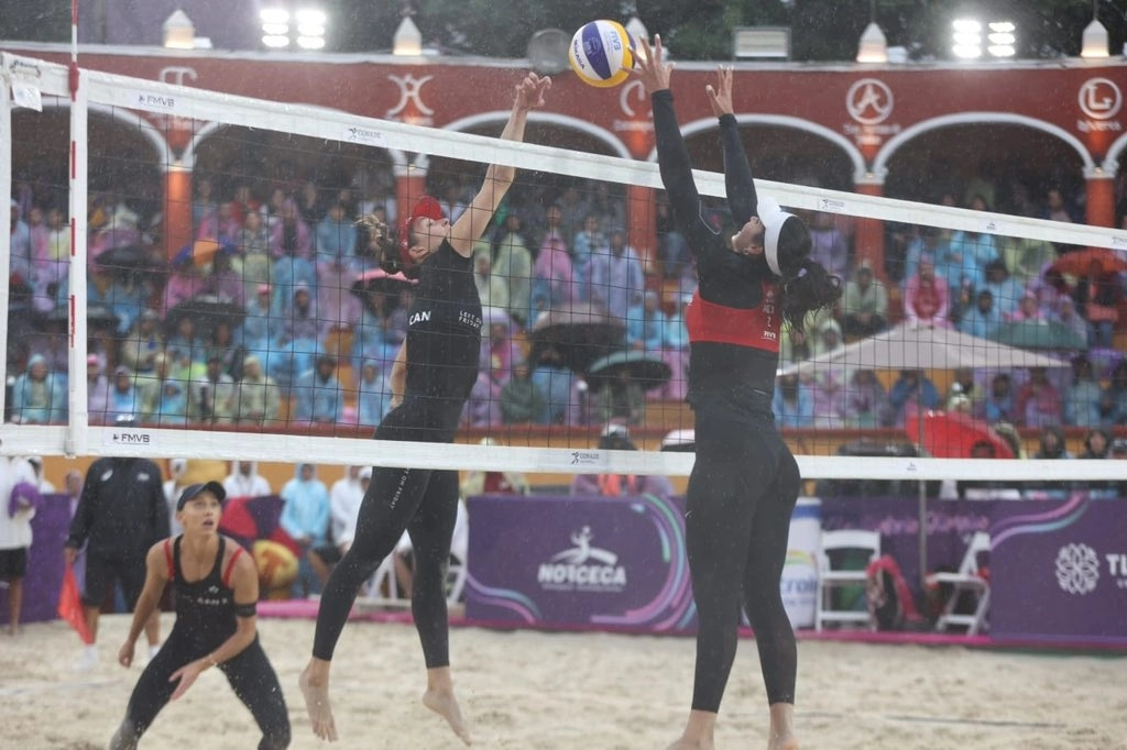 Atenas Gutiérrez y Susana Torres dejaron todo en la arena para conseguir el boleto a París 2024, aunque al final cayeron ante las canadienses Heather Bansley y Sophie Bukovec. Foto Tomada de X @CONADE